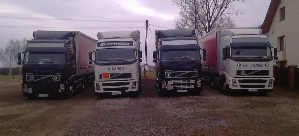 Archiwalne zdjęcie zestawów PS Cargo zaparkowanych na placu firmy