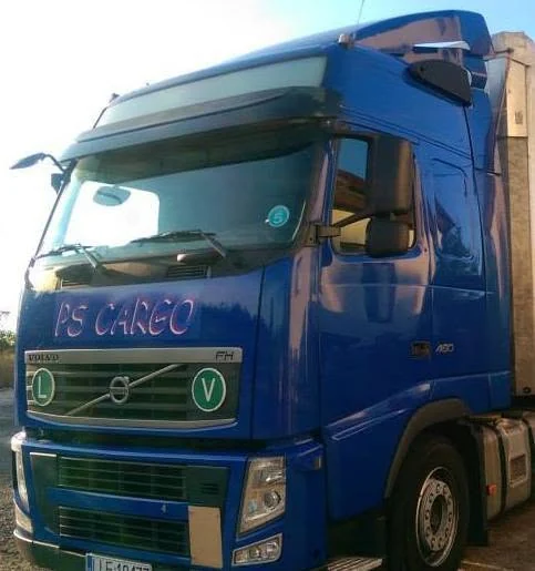 Starszy samochód ciężarowy z oznaczeniem PS Cargo